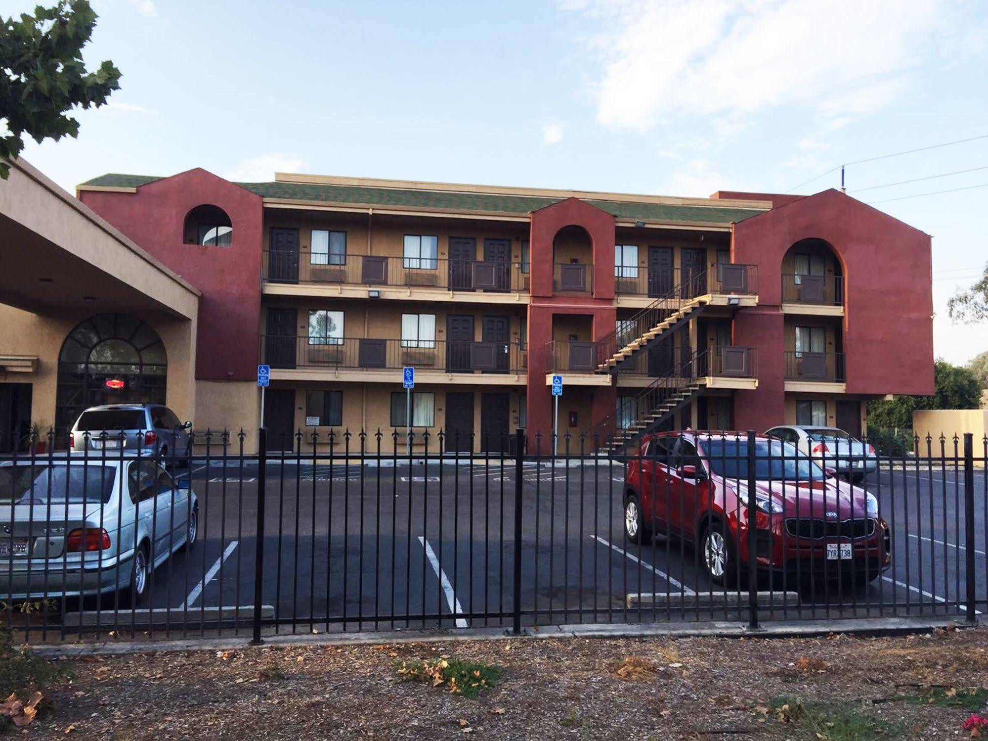 Budget Inn And Suites Stockton Yosemite Eksteriør bilde